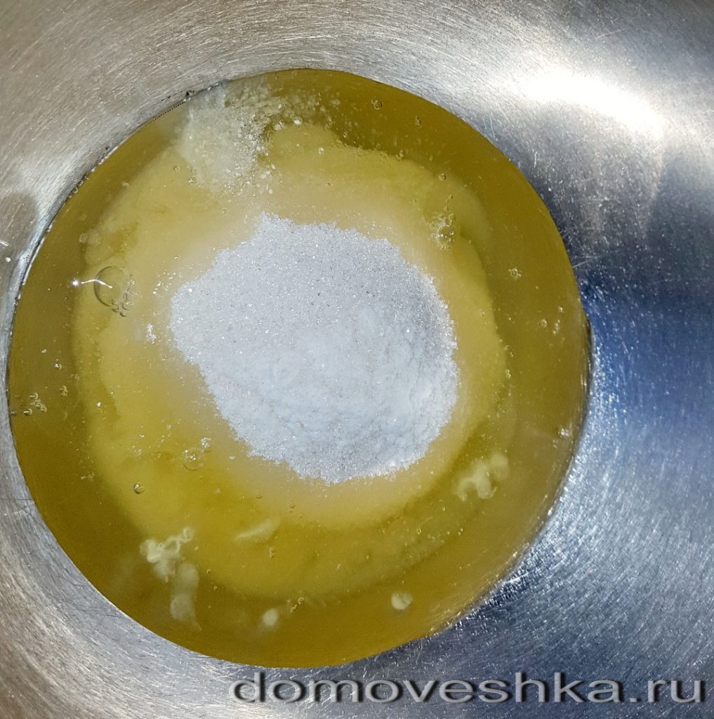 яичные белки с сахаром в жаропрочной посуде